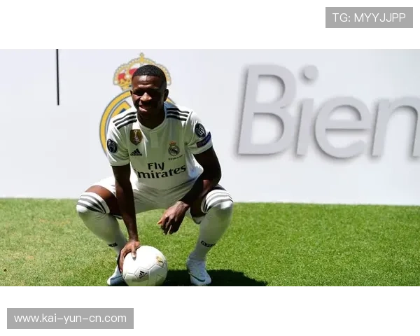 维尼修斯禁区倒地瞬间：争议判罚下的球员反应聚焦